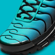 Image de la Nike Air Max Plus “Light Retro Blue”, sneaker en mesh turquoise à noir dégradé, overlay TPU noir ondulé, mini Swoosh blanc, bulles Tuned Air visibles, silhouette TN. Vue zoomer avant