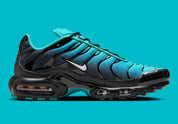 Image de la Nike Air Max Plus “Light Retro Blue”, sneaker en mesh turquoise à noir dégradé, overlay TPU noir ondulé, mini Swoosh blanc, bulles Tuned Air visibles, silhouette TN. Vue de coter