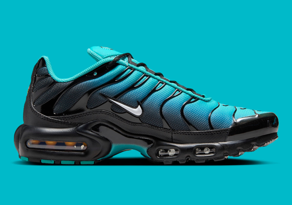 Image de la Nike Air Max Plus “Light Retro Blue”, sneaker en mesh turquoise à noir dégradé, overlay TPU noir ondulé, mini Swoosh blanc, bulles Tuned Air visibles, silhouette TN. Vue de coter