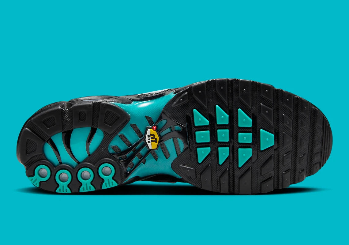 Image de la Nike Air Max Plus “Light Retro Blue”, sneaker en mesh turquoise à noir dégradé, overlay TPU noir ondulé, mini Swoosh blanc, bulles Tuned Air visibles, silhouette TN. Vue de la semelle 