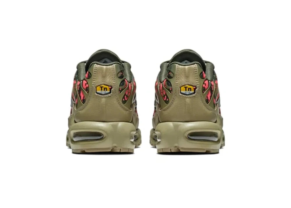 Nike Air Max Plus Digi Camo Olive d’occasion, mesh respirant avec motif camouflage numérique vert olive, technologie Tuned Air, sneaker en bon état général.
