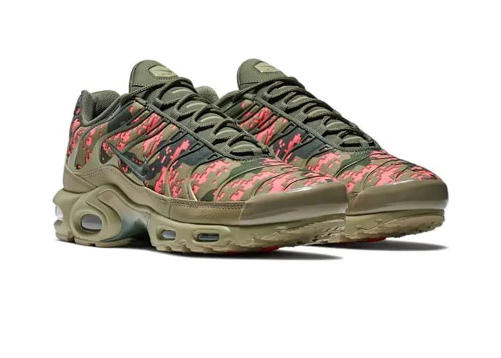 Nike Air Max Plus Digi Camo Olive d’occasion, mesh respirant avec motif camouflage numérique vert olive, technologie Tuned Air, sneaker en bon état général.
