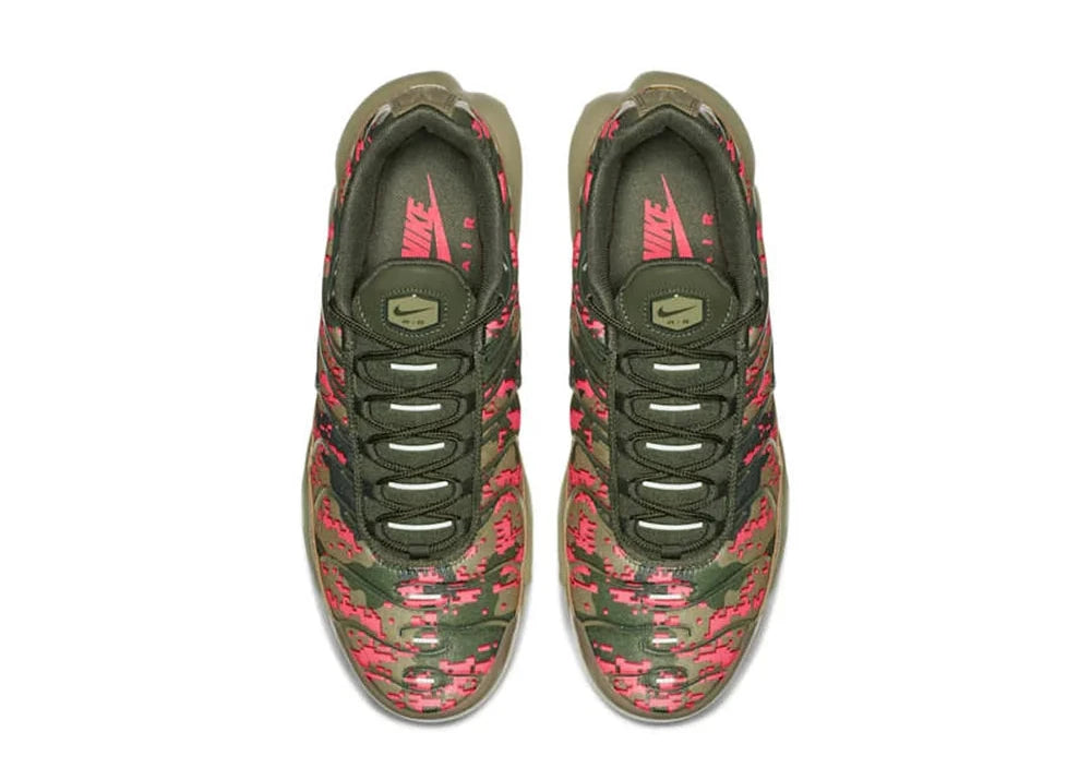 Nike Air Max Plus Digi Camo Olive d’occasion, mesh respirant avec motif camouflage numérique vert olive, technologie Tuned Air, sneaker en bon état général.
