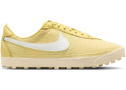 Sneaker Nike Astrograbber Textile Soft Yellow Sail en textile jaune pastel et suède crème avec semelle rétro vintage.