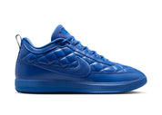 
Nike Book 2 Just Book avec tige en mesh technique respirant, renforts synthétiques, silhouette basse de basketball et semelle extérieure à traction multidirectionnelle.