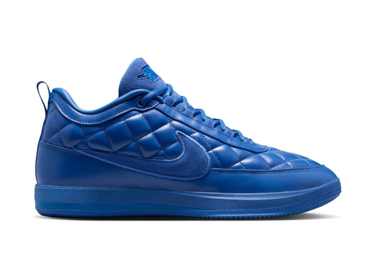 
Nike Book 2 Just Book avec tige en mesh technique respirant, renforts synthétiques, silhouette basse de basketball et semelle extérieure à traction multidirectionnelle.