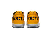 Sneaker Nike Cryoshot Tiempo 94 NOCTA en cuir premium avec semelle Cryoshot futuriste et détails exclusifs inspirés du football des années 90.