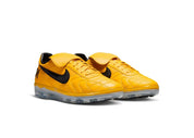 Sneaker Nike Cryoshot Tiempo 94 NOCTA en cuir premium avec semelle Cryoshot futuriste et détails exclusifs inspirés du football des années 90.