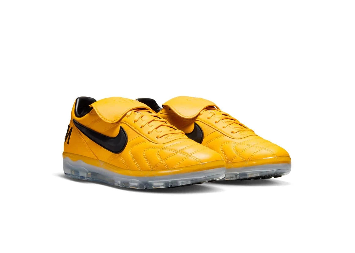 Sneaker Nike Cryoshot Tiempo 94 NOCTA en cuir premium avec semelle Cryoshot futuriste et détails exclusifs inspirés du football des années 90.