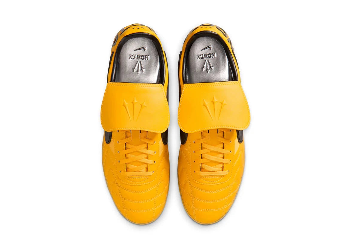 Sneaker Nike Cryoshot Tiempo 94 NOCTA en cuir premium avec semelle Cryoshot futuriste et détails exclusifs inspirés du football des années 90.