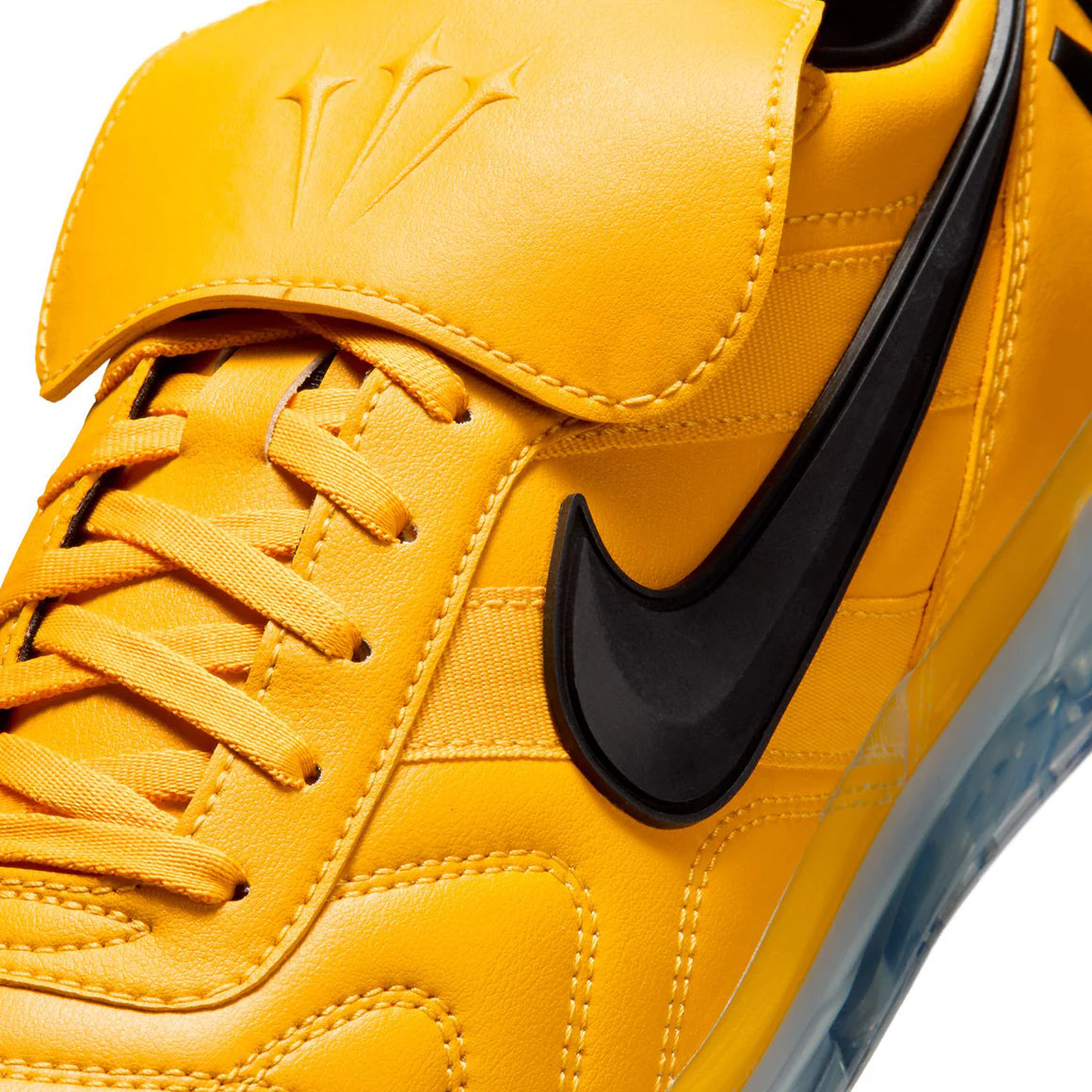 Sneaker Nike Cryoshot Tiempo 94 NOCTA en cuir premium avec semelle Cryoshot futuriste et détails exclusifs inspirés du football des années 90.