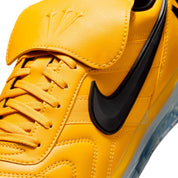 Sneaker Nike Cryoshot Tiempo 94 NOCTA en cuir premium avec semelle Cryoshot futuriste et détails exclusifs inspirés du football des années 90.