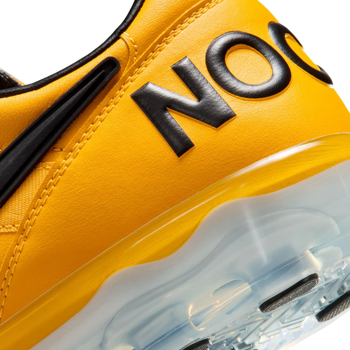 Sneaker Nike Cryoshot Tiempo 94 NOCTA en cuir premium avec semelle Cryoshot futuriste et détails exclusifs inspirés du football des années 90.