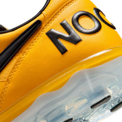 Sneaker Nike Cryoshot Tiempo 94 NOCTA en cuir premium avec semelle Cryoshot futuriste et détails exclusifs inspirés du football des années 90.