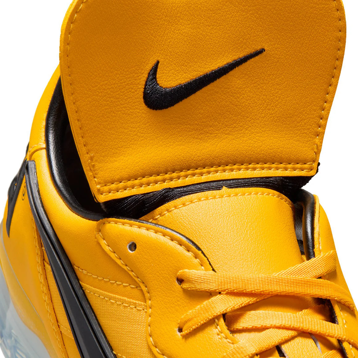 Sneaker Nike Cryoshot Tiempo 94 NOCTA en cuir premium avec semelle Cryoshot futuriste et détails exclusifs inspirés du football des années 90.