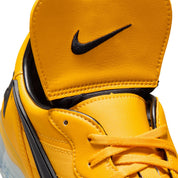 Sneaker Nike Cryoshot Tiempo 94 NOCTA en cuir premium avec semelle Cryoshot futuriste et détails exclusifs inspirés du football des années 90.