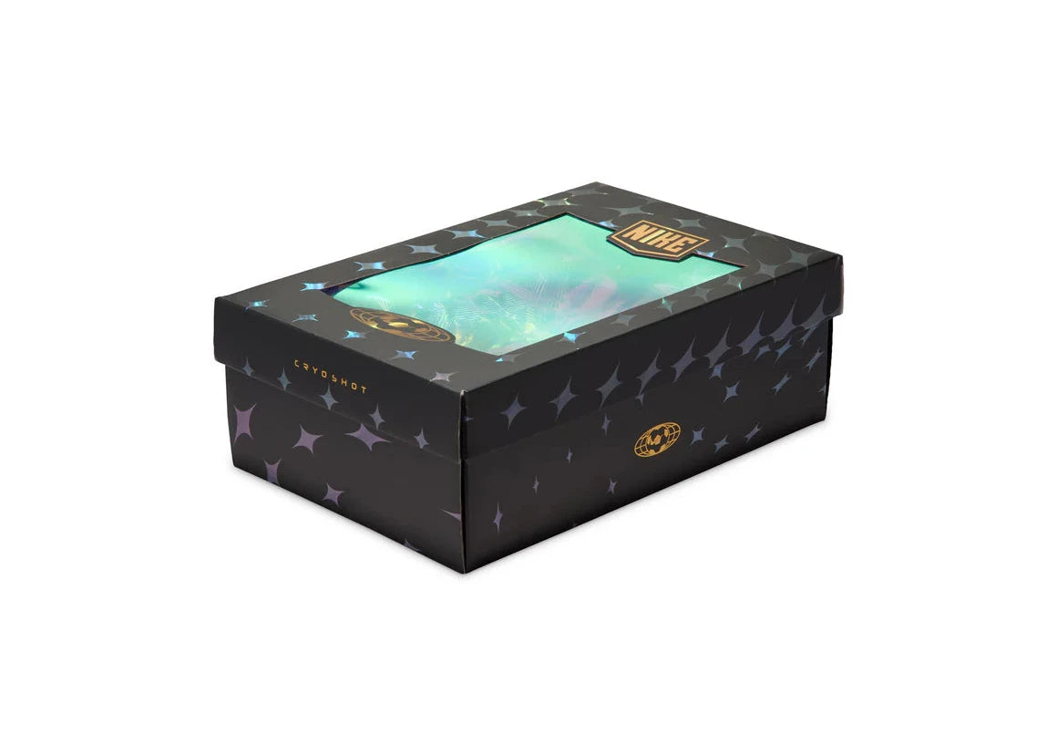 Sneaker Nike Cryoshot Tiempo 94 NOCTA en cuir premium avec semelle Cryoshot futuriste et détails exclusifs inspirés du football des années 90.