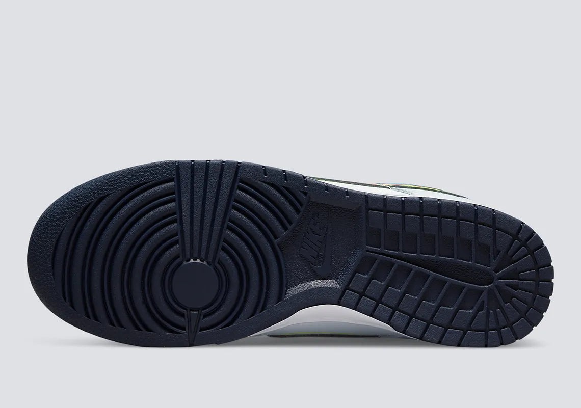Nike Dunk Low 3D Swoosh avec tige en cuir, Swoosh à effet tridimensionnel, silhouette basse, semelle intermédiaire en mousse et semelle extérieure en caoutchouc.