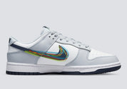 Nike Dunk Low 3D Swoosh avec tige en cuir, Swoosh à effet tridimensionnel, silhouette basse, semelle intermédiaire en mousse et semelle extérieure en caoutchouc.