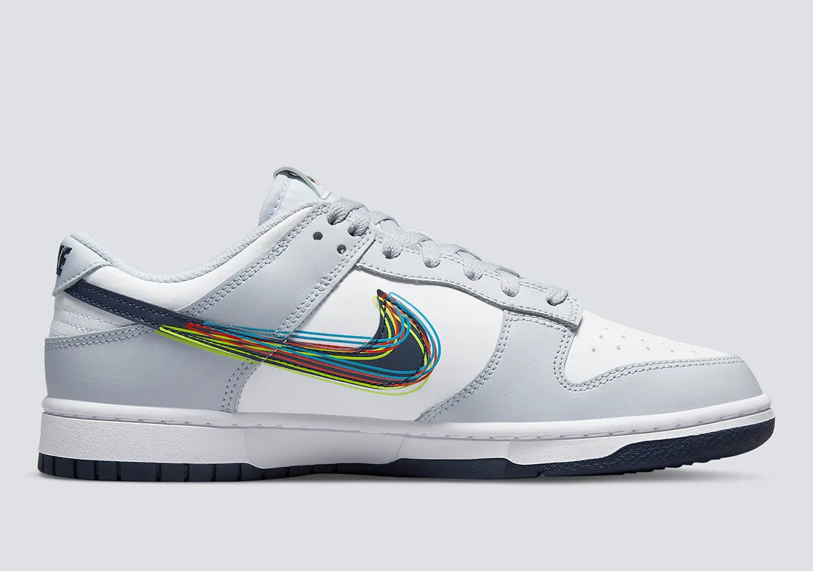 Nike Dunk Low 3D Swoosh avec tige en cuir, Swoosh à effet tridimensionnel, silhouette basse, semelle intermédiaire en mousse et semelle extérieure en caoutchouc.
