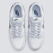 Nike Dunk Low 3D Swoosh avec tige en cuir, Swoosh à effet tridimensionnel, silhouette basse, semelle intermédiaire en mousse et semelle extérieure en caoutchouc.