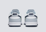 Nike Dunk Low 3D Swoosh avec tige en cuir, Swoosh à effet tridimensionnel, silhouette basse, semelle intermédiaire en mousse et semelle extérieure en caoutchouc.