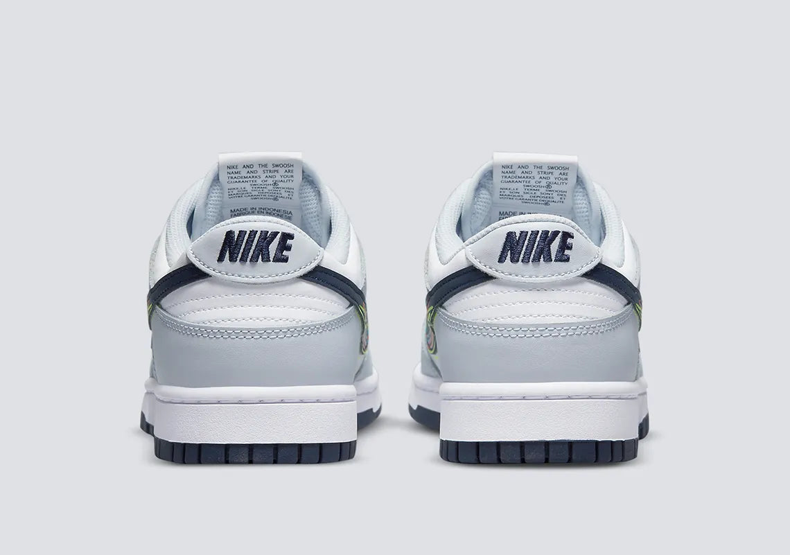 Nike Dunk Low 3D Swoosh avec tige en cuir, Swoosh à effet tridimensionnel, silhouette basse, semelle intermédiaire en mousse et semelle extérieure en caoutchouc.