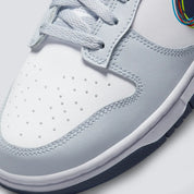 Nike Dunk Low 3D Swoosh avec tige en cuir, Swoosh à effet tridimensionnel, silhouette basse, semelle intermédiaire en mousse et semelle extérieure en caoutchouc.