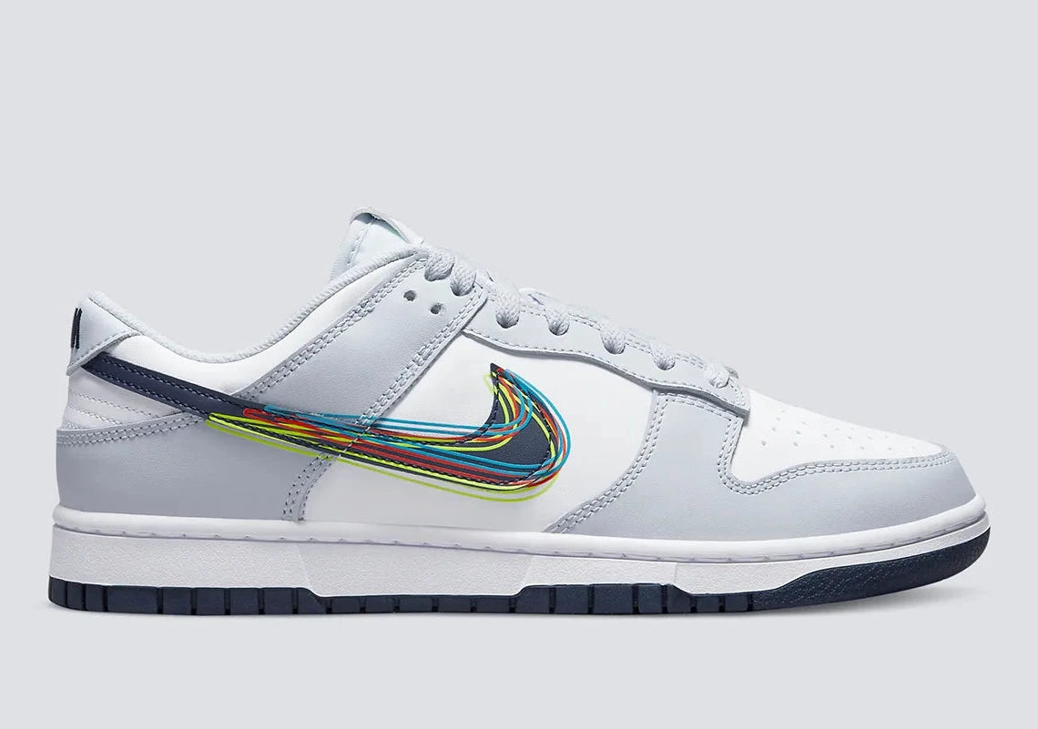 Nike Dunk Low 3D Swoosh avec tige en cuir, Swoosh à effet tridimensionnel, silhouette basse, semelle intermédiaire en mousse et semelle extérieure en caoutchouc.
