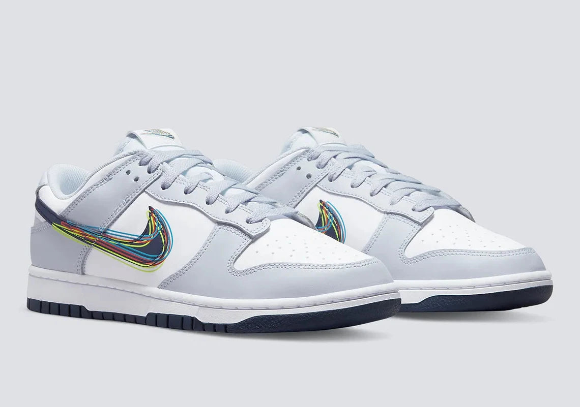 Nike Dunk Low 3D Swoosh avec tige en cuir, Swoosh à effet tridimensionnel, silhouette basse, semelle intermédiaire en mousse et semelle extérieure en caoutchouc.