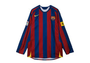 Nike FC Barcelona 2005 Reissue Replica L/S Jersey, maillot rétro du Barça bleu et grenat à manches longues avec détails jaunes.