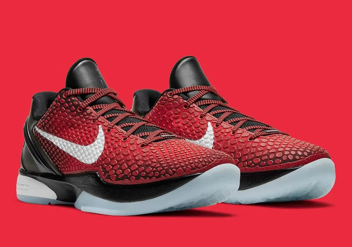 Image de la Nike Kobe 6 Protro ‘Challenge Red All-Star’ – chaussure de basketball rouge vif avec texture snakeskin, accents noirs et blancs, amorti Zoom Air Turbo, semelle traction compacte. Vue de 3/4 face.