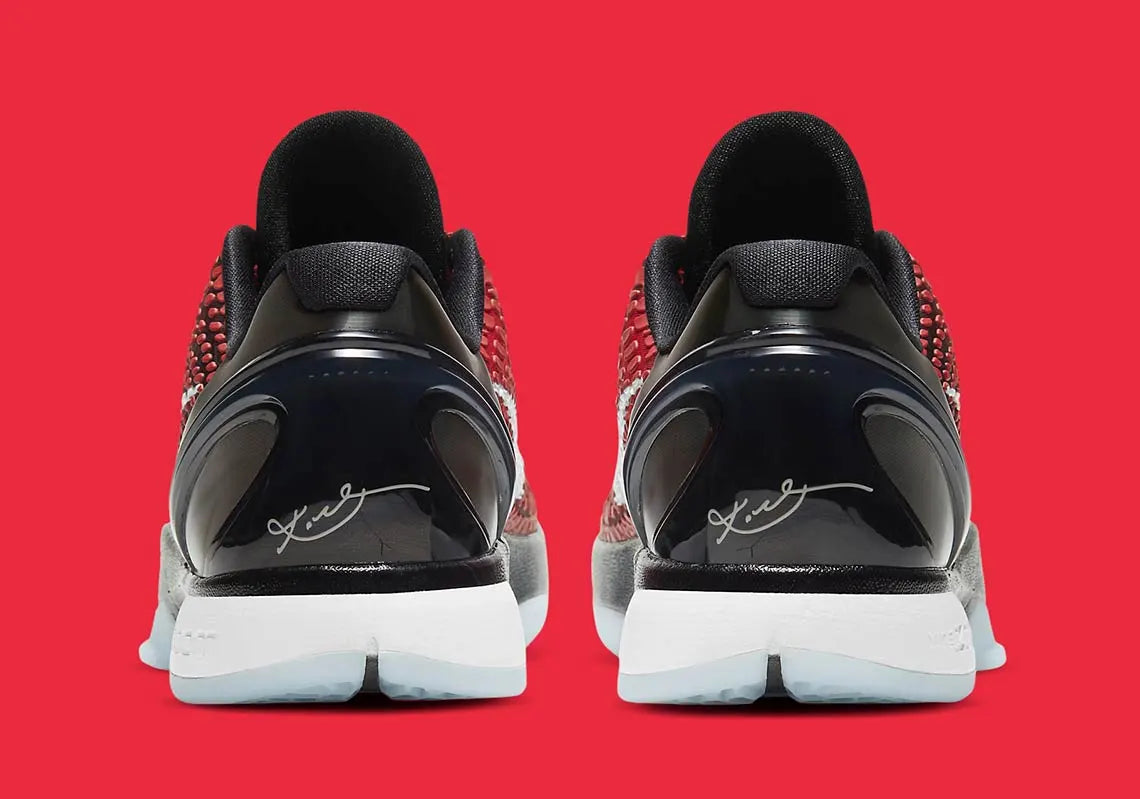 Image de la Nike Kobe 6 Protro ‘Challenge Red All-Star’ – chaussure de basketball rouge vif avec texture snakeskin, accents noirs et blancs, amorti Zoom Air Turbo, semelle traction compacte. Vue de derrière.