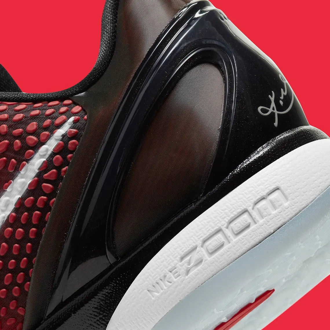 Image de la Nike Kobe 6 Protro ‘Challenge Red All-Star’ – chaussure de basketball rouge vif avec texture snakeskin, accents noirs et blancs, amorti Zoom Air Turbo, semelle traction compacte. Vue zoomée sur l'arrière de la paire.