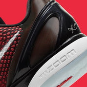 Image de la Nike Kobe 6 Protro ‘Challenge Red All-Star’ – chaussure de basketball rouge vif avec texture snakeskin, accents noirs et blancs, amorti Zoom Air Turbo, semelle traction compacte. Vue zoomée sur l'arrière de la paire.