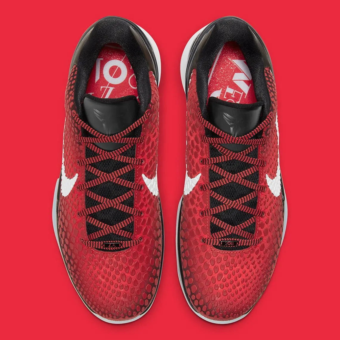 Image de la Nike Kobe 6 Protro ‘Challenge Red All-Star’ – chaussure de basketball rouge vif avec texture snakeskin, accents noirs et blancs, amorti Zoom Air Turbo, semelle traction compacte. Vue de dessus.