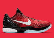 Image de la Nike Kobe 6 Protro ‘Challenge Red All-Star’ – chaussure de basketball rouge vif avec texture snakeskin, accents noirs et blancs, amorti Zoom Air Turbo, semelle traction compacte. Vue de profil.