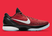 Image de la Nike Kobe 6 Protro ‘Challenge Red All-Star’ – chaussure de basketball rouge vif avec texture snakeskin, accents noirs et blancs, amorti Zoom Air Turbo, semelle traction compacte. Vue de profil intérieur. 