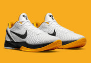 Image de la Nike Kobe 6 Protro “White Del Sol” (CW2190-100), sneaker blanche/grise avec accents noirs, texture îlots polyuréthane, unité Zoom Air Turbo avant-pied, semelle traction peau de serpent. Vue de 3/4 face.