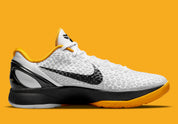 Image de la Nike Kobe 6 Protro “White Del Sol” (CW2190-100), sneaker blanche/grise avec accents noirs, texture îlots polyuréthane, unité Zoom Air Turbo avant-pied, semelle traction peau de serpent. Vue de profil intérieur.