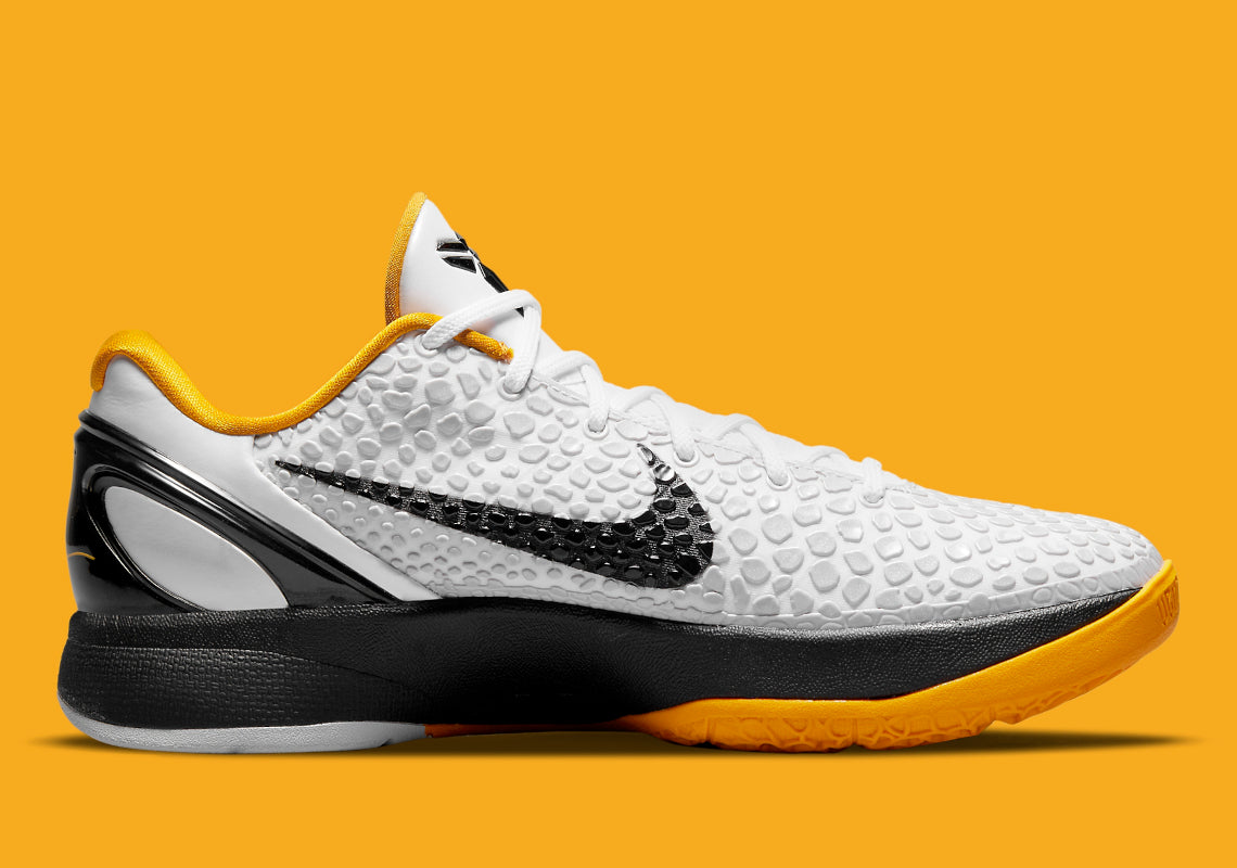 Image de la Nike Kobe 6 Protro “White Del Sol” (CW2190-100), sneaker blanche/grise avec accents noirs, texture îlots polyuréthane, unité Zoom Air Turbo avant-pied, semelle traction peau de serpent. Vue de profil intérieur.