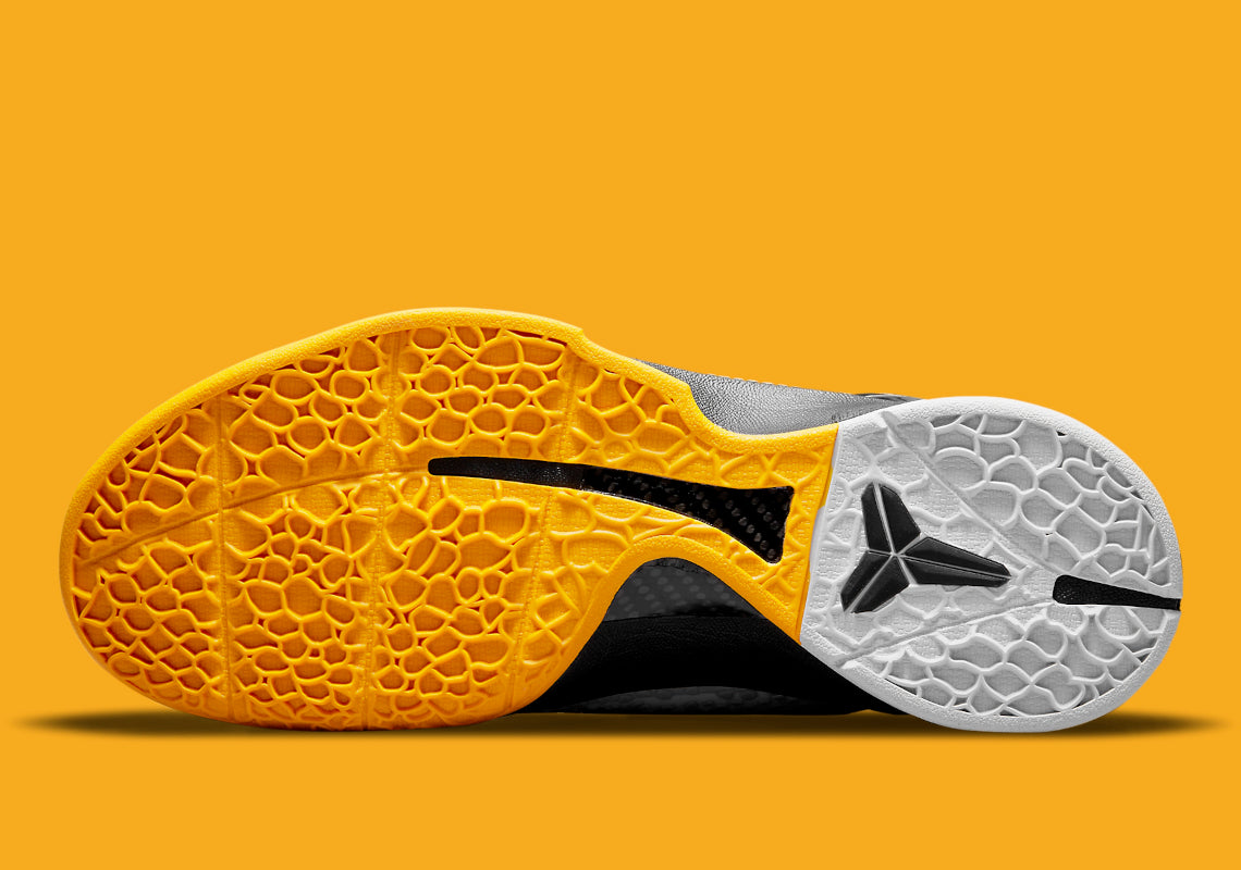 Image de la Nike Kobe 6 Protro “White Del Sol” (CW2190-100), sneaker blanche/grise avec accents noirs, texture îlots polyuréthane, unité Zoom Air Turbo avant-pied, semelle traction peau de serpent. Vue sur la semelle.