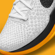 Image de la Nike Kobe 6 Protro “White Del Sol” (CW2190-100), sneaker blanche/grise avec accents noirs, texture îlots polyuréthane, unité Zoom Air Turbo avant-pied, semelle traction peau de serpent. Vue zoomée sur la toe box.