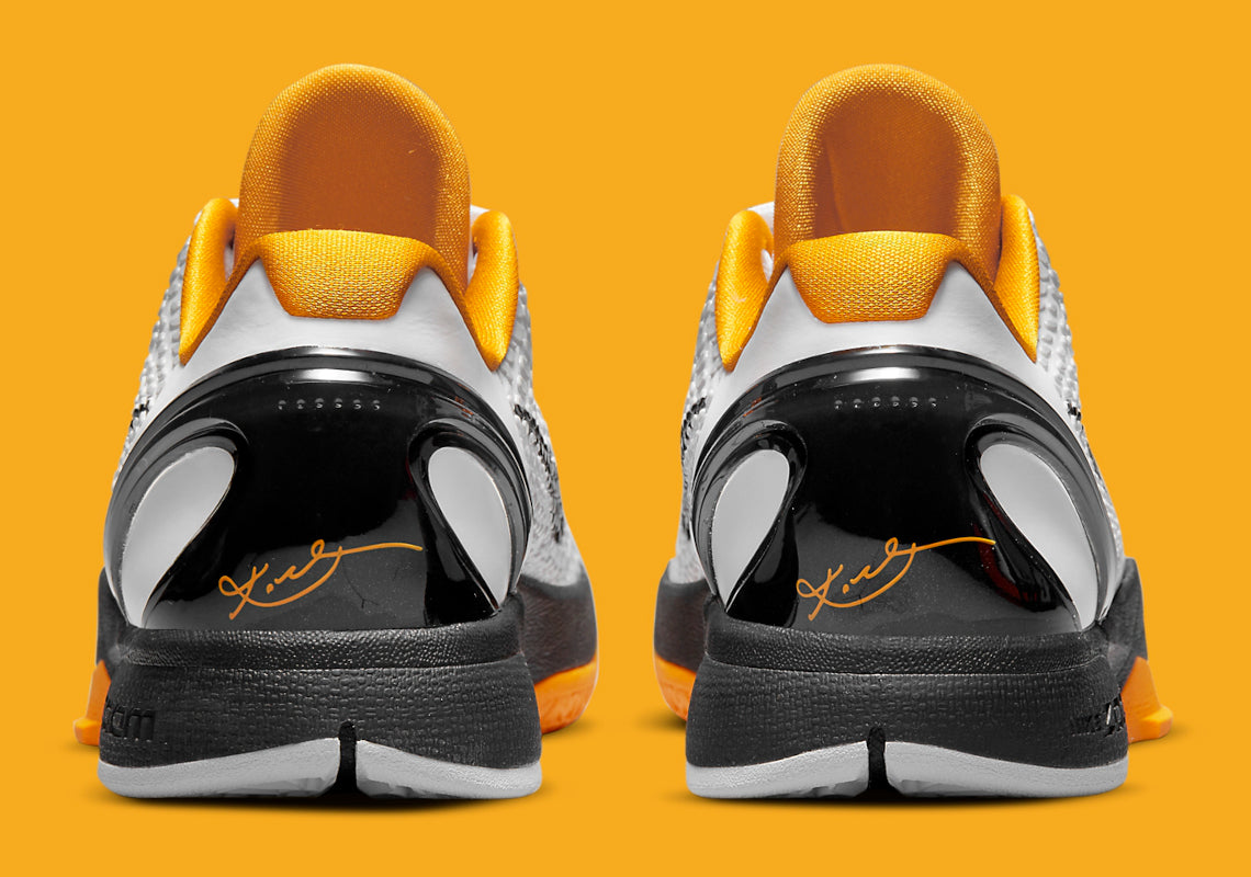 Image de la Nike Kobe 6 Protro “White Del Sol” (CW2190-100), sneaker blanche/grise avec accents noirs, texture îlots polyuréthane, unité Zoom Air Turbo avant-pied, semelle traction peau de serpent. Vue de derrière.