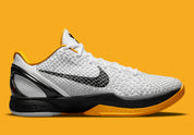 Image de la Nike Kobe 6 Protro “White Del Sol” (CW2190-100), sneaker blanche/grise avec accents noirs, texture îlots polyuréthane, unité Zoom Air Turbo avant-pied, semelle traction peau de serpent. Vue de profil.