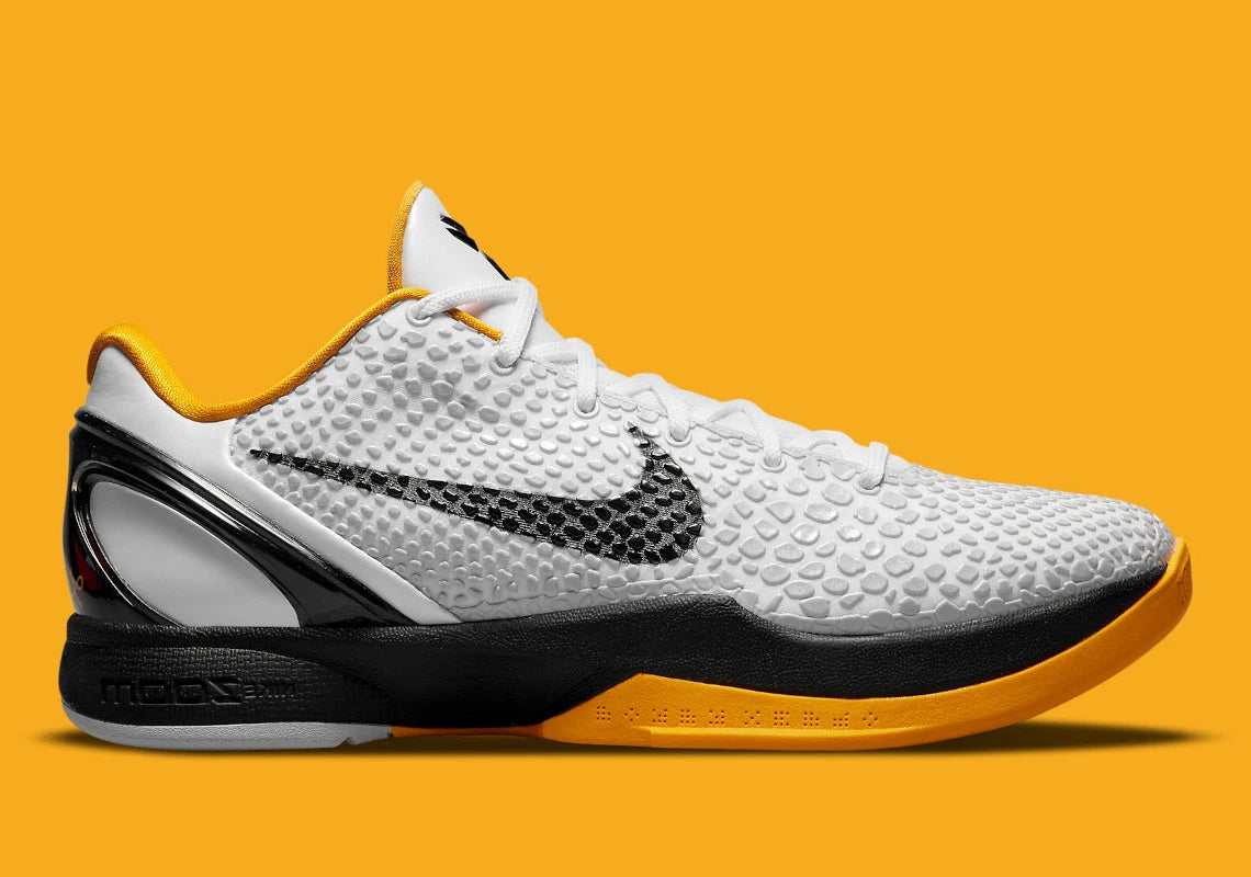 Image de la Nike Kobe 6 Protro “White Del Sol” (CW2190-100), sneaker blanche/grise avec accents noirs, texture îlots polyuréthane, unité Zoom Air Turbo avant-pied, semelle traction peau de serpent. Vue de profil.