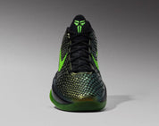 Image de la Nike Kobe 6 Supreme Rice, sneaker de basketball vert métallisé avec détails noirs et dorés, tige texturée en écaille de serpent, semelle Zoom Air et logo “R” au talon. Vue de l'avant.