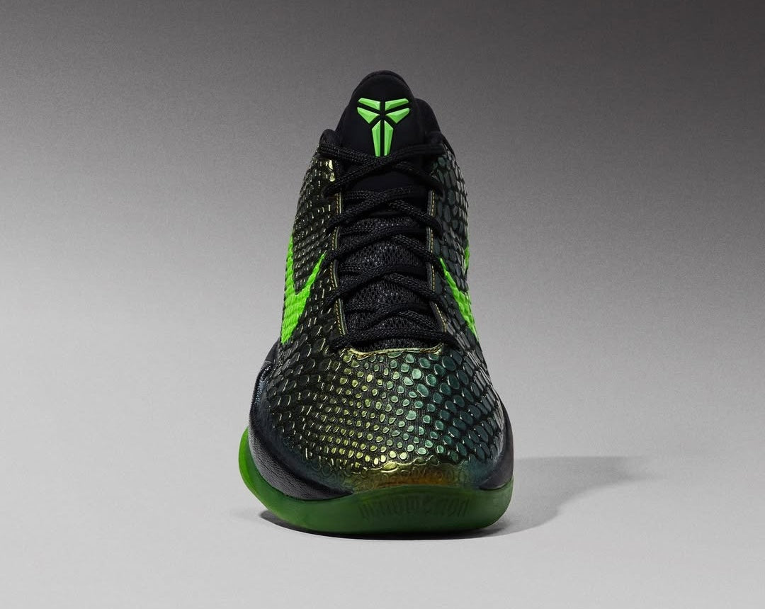 Image de la Nike Kobe 6 Supreme Rice, sneaker de basketball vert métallisé avec détails noirs et dorés, tige texturée en écaille de serpent, semelle Zoom Air et logo “R” au talon. Vue de l'avant.