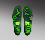 Image de la Nike Kobe 6 Supreme Rice, sneaker de basketball vert métallisé avec détails noirs et dorés, tige texturée en écaille de serpent, semelle Zoom Air et logo “R” au talon. Vue sur les semelles intérieures de la paire.