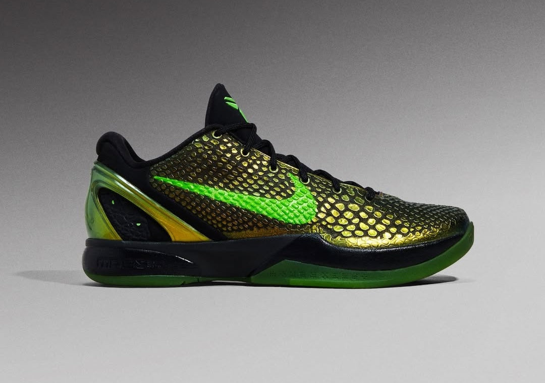Image de la Nike Kobe 6 Supreme Rice, sneaker de basketball vert métallisé avec détails noirs et dorés, tige texturée en écaille de serpent, semelle Zoom Air et logo “R” au talon. Vue de profil.